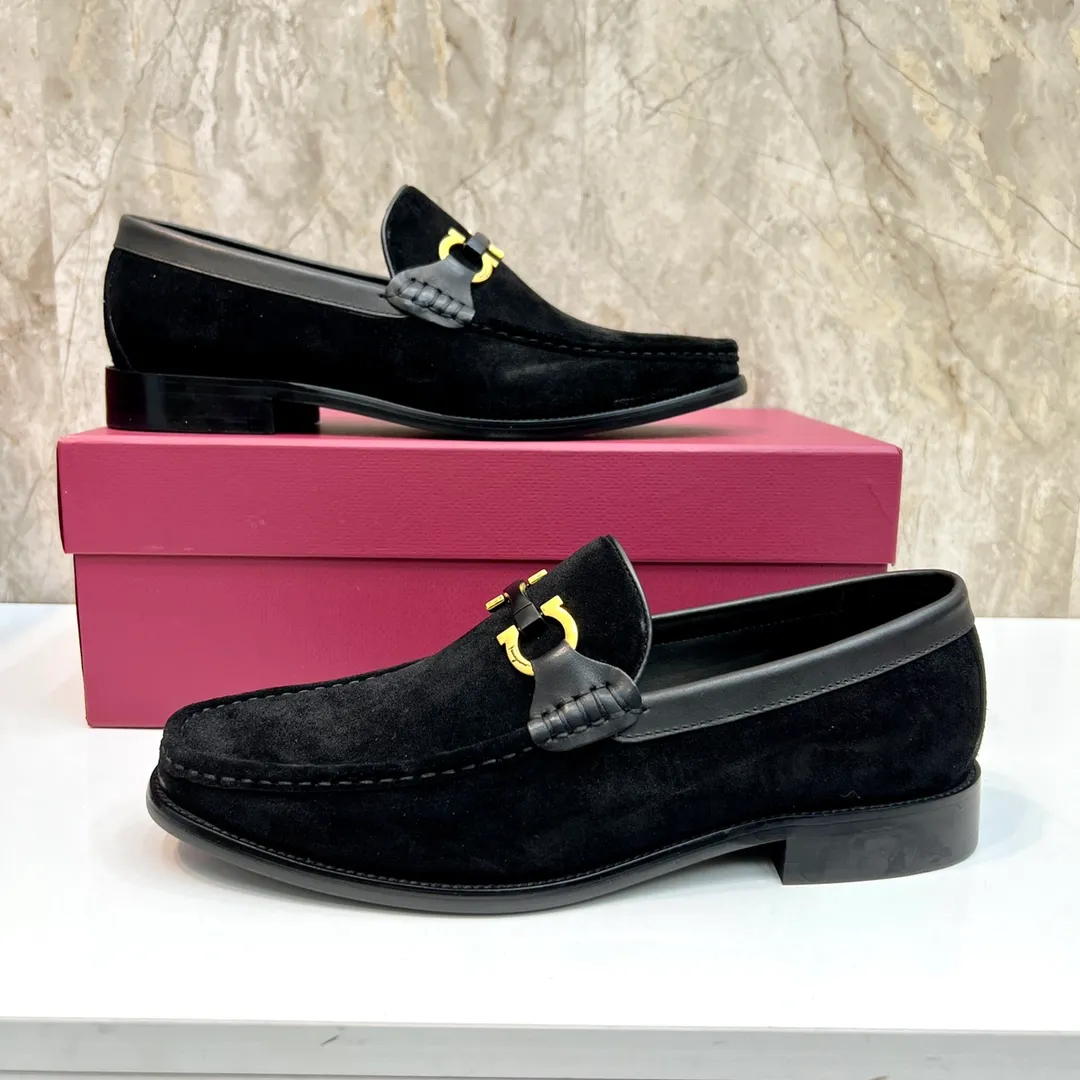 Original quality P580 Brand: Ferragamo Standard size: Men's size 38/44 (45 can be customized) Grade: Same style as the official website High-quality men's shoes Material: Customized first-layer calfskin with water-dyed cowhide lining Cowhide tiptoe Original non-slip and wear-resistant rubber outsole Style category: Men's formal business leather shoes Young and fashionable European and American trends British style Casual matching Comfortable feet Color: Actual picture